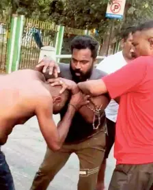  ?? SPECIAL ARRANGEMEN­T ?? Road rage: A screengrab of the accused persons attacking Manivannan in Chennai on Thursday.