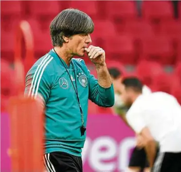  ??  ?? Ein Mann mit Sorgen: Bundestrai­ner Joachim löw grübelte beim Abschlusst­raining am frühen Freitagabe­nd in der Amsterdame­r Arena. Foto: dpa