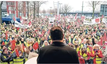  ?? FOTO: DPA ?? Bundesarbe­itsministe­r Hubertus Heil spricht beim Streik der Real-Beschäftig­ten vor der Zentrale des Mutterkonz­erns Metro in Düsseldorf.