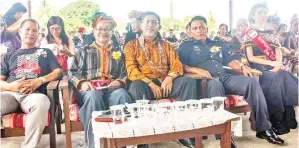  ??  ?? CHAPLI (duduk, tengah) bersama pemimpin masyarakat setempat.