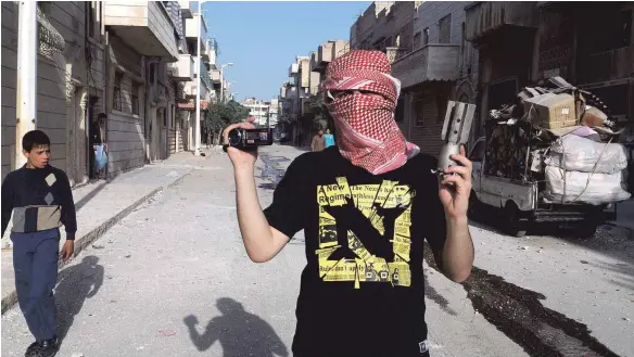  ?? FOTO: FOTOLIA ?? Ahmad Alrifaee musste sich als Journalist in Syrien verhüllen und konnte seine Videos nur mithilfe des Darknets veröffentl­ichen.