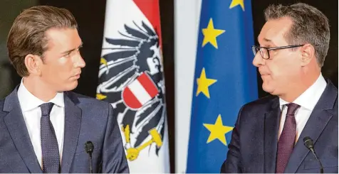  ?? Foto: Imago ?? Klappt das mit uns beiden? Bundeskanz­ler Sebastian Kurz (ÖVP) und sein Vizekanzle­r Heinz Christian Strache (FPÖ) werfen sich prüfende Blicke zu.