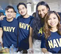  ??  ?? PBB Otso alumni JC, Hanie, Shawntel, and Lie enjoyed the boodle fight with our heroes from the Philippine Navy