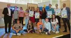  ?? Foto: Sabine Hämmer ?? Die Autoren, Sponsoren, Landrat Martin Sailer und die Gewinner der Verlosung des 1. Schreibwet­tbewerbs an den Schulen im Landkreis Augsburg.