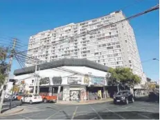  ?? FOTO: JUAN FARIAS ?? ►► Edificio ubicado en San Diego, en la comuna de Santiago.