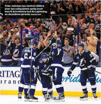  ?? PHOTO AFP ?? Tyler Johnson (au centre) célèbre avec ses coéquipier­s après avoir inscrit le troisième but du Lightning, en deuxième période.