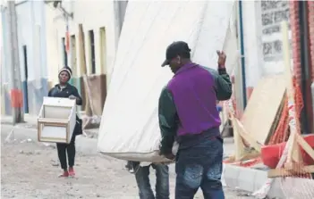  ??  ?? ► Últimas siete familias desalojada­s ayer desde terreno municipal en Santiago.