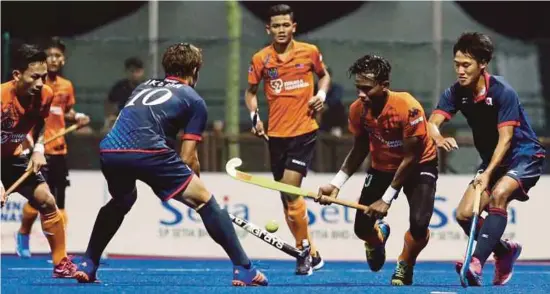  ?? PIC BY MOHD AZREN JAMALUDIN ?? Malaysia’s Akhimullah Anuar Esook (second from right) tries to get past Japan’s Mizuki Ikeda (fourth from right) in a Sultan Johor Cup match at Taman Daya Stadium in Johor yesterday.