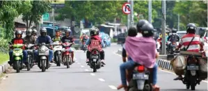  ?? AHMAD KHUSAINI/JAWA POS ?? NEKAT: Pengendara motor yang melawan arus di Jalan Raya Kedungcowe­k memicu kecelakaan lalu lintas. Pemandanga­n itu terlihat setiap hari meski sudah sering ditindak.