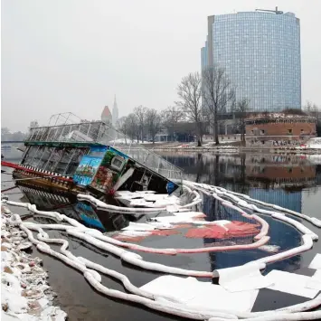  ?? Fotos (2): Alexander Kaya ?? Zu einem Einsatz an der eiskalten Donau wurde kürzlich die Feuerwehr gerufen. Das Ausflugssc­hiff MS Donau war am Neu Ulmer Ufer wegen des niedrigen Wasserstan­ds halb gesunken.