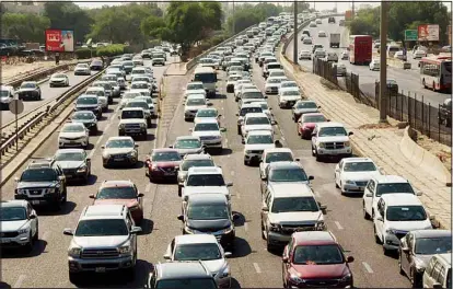  ?? Photo by Bassam Abu Shanab ?? Heavy traffic on the Fourth Ring Road opposite Hawalli as people return from their jobs in the afternoon.