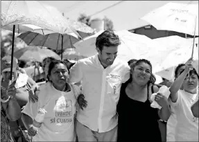  ??  ?? Vecinas de la colonia Zazil Ha acompañan al priista Pablo Gamboa Miner en su recorrido por esa colonia