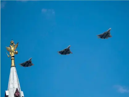  ?? ARKIVBILD: PAVEL GOLOVKIN ?? Ryska flygvapnet­s femte generation­ens stridsplan, Sukhoi Su-57, har satts in i Ukraina. Bild från en uppvisning under en militärpar­ad i Moskva 2020.