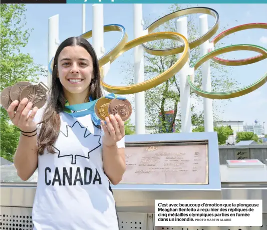  ?? PHOTO MARTIN ALARIE ?? C’est avec beaucoup d’émotion que la plongeuse Meaghan Benfeito a reçu hier des répliques de cinq médailles olympiques parties en fumée dans un incendie.