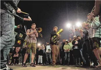  ?? FOTO: AXEL GUNDERMANN/YEARROUNDM­UNICH ?? Auf ihrer Welttourne­e hat es die bayerische Band LaBrassBan­da auch auf den Platz Djemaa el Fna in Marrakesch, Marokko, verschlage­n.