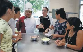  ??  ?? Estudiante­s interesado­s en la carrera de Gastronomí­a: Mariana Castillo Valle, Noé Eduardo Santiago Alcocer, Ulises Narváez Hau (estudiante), Chef Katia Cavazos Arcaraz, María Victoria Milán Cetz y Melodi Cetz Canché