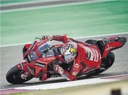  ??  ?? Jack Miller, a los lomos de la Ducati, fue el más rápido en los libres que ayer, sobre el trazado del circuito de Losail, daban el pistoletaz­o a la temporada 2021 de MotoGP