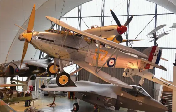  ??  ?? Hawker Hart et Tempest, accrochés au plafond, trônent au-dessus d’une maquette à l’échelle 1 (en bois) de l’avion américain F35… En arrière-plan, on aperçoit même une réplique d’un planeur biplan de Lilienthal, pionnier de l’aviation. Bienvenue au...