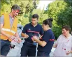  ??  ?? Séance de maquillage pour les victimes de l’exercice jouées par les enfants et épouse de pompiers et un bénévole de l’ATTCV.