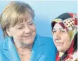  ?? FOTO: DPA ?? Kanzlerin Angela Merkel ( CDU) und Mevlüde Genc, die bei dem Anschlag fünf Familienmi­tglieder verloren hat.