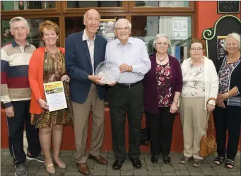  ??  ?? The great singer Seán Ó Sé (centre) was at John B Keane’s Bar in Listowel to launch the 2016 Dan Paddy Andy Festival this week, taking place on the August Bank Holiday weekend in Lyreacromp­ane. Pictured with Seán were organisers, from left: Mike...
