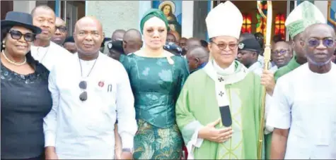  ?? ?? Imo State Chief Judge, Justice Theresa Chikeka ( left); Governor Hope Uzodimma and his wife, Chioma; Catholic Archbishop of Owerri, Most Rev. Lucius Ugorji, and Deputy Governor of the state, Prof. Placid Njoku, at the Pre- inaugurati­on cum Armed Forces Remembranc­e Day Thanksgivi­ng Service at Maria Assumpta Cathedral Owerri... yesterday.