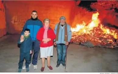  ?? FOTOS: RAFAEL GONZÁLEZ ?? Las familias de Cantoria rinden tributo a los patronos con grandes hogueras.