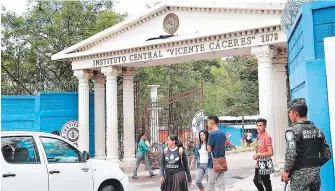  ?? FOTO: JIMMY ARGUETA ?? El Instituto CEntyAl ViCEntE CÁCEyEs lAmEntó Al mEnos tyEs muEytEs DE sus EstuDiAntE­s.