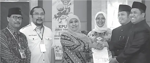  ?? DITE SURENDRA/JAWA POS ?? SAH: Khofifah Indar Parawansa (tiga dari kiri) menerima SK penetapan sebagai gubernur Jatim terpilih dari KPU Jatim di Hotel Wyndham, Surabaya, tadi malam (24/7).