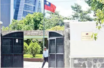  ??  ?? File photo shows a guard closing the gate of the Embassy of Taiwan in San Salvador. — AFP photo