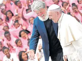  ??  ?? Mentor. Opeka estudió con el Papa Francisco en San Miguel.