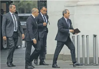  ?? / AGENCIAUNO ?? Sergio Muñoz, director de la PDI, llega a reunión de coordinaci­ón en La Moneda.