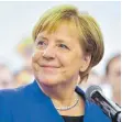  ?? FOTOS: DPA ?? SPD-Chefin Andrea Nahles (links) kritisiert Bundeskanz­lerin Angela Merkel (CDU) für ihre vermeintli­che Führungssc­hwäche.