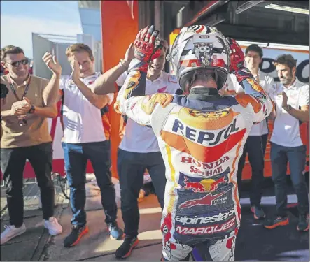  ?? Foto: repsolmedi­a ?? Aplauso a Marc Márquez a su vuelta al box tras la carrera de Motegi Cada pequeña victoria se celebra tras el calvario