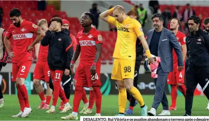  ??  ?? DESALENTO. Rui Vitória e os pupilos abandonam o terreno após o desaire