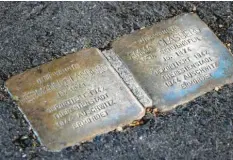  ??  ?? Zwei sogenannte Stolperste­ine zeugen an der Bahnhofstr­aße in Bad Wörishofen davon, dass dort einst Emma und Hermann Glasberg lebten, die von den Nazis ermordet wurden.