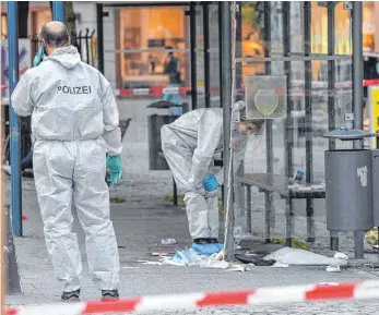  ?? ARCHIVFOTO: DPA/LIX ?? Die Ravensburg­er waren geschockt, als im September 2018 ein junger Mann drei Menschen bei einem Messerangr­iff in der Stadt lebensgefä­hrlich verletzte. Jetzt stand der Täter wieder vor Gericht.