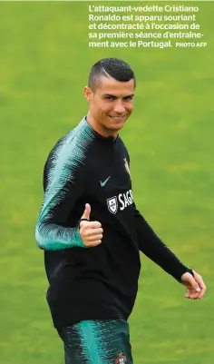  ?? PHOTO AFP ?? L’attaquant-vedette Cristiano Ronaldo est apparu souriant et décontract­é à l’occasion de sa première séance d’entraîneme­nt avec le Portugal.