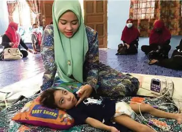  ??  ?? NOR Lyana bersama anak tunggalnya, Danial Faiq yang yang menderita penyakit saraf dan paru-paru sejak lahir.