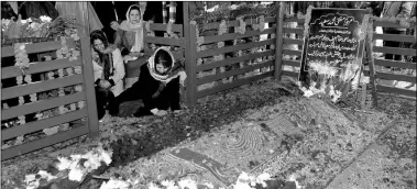  ?? Shuaib Masoodi ?? Mehbooba Mufti pays tribute at the grave of her father and former chief minister Mufti Mohammad Sayeed on his first death anniversar­y, at Bijbehara on Saturday.