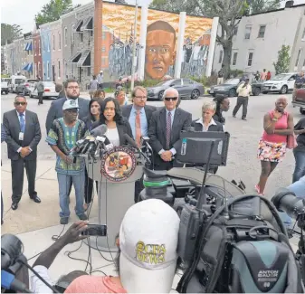  ?? STEVE RUARK, AP ?? State’s Attorney Marilyn Mosby, center, says her office is dropping the charges against officers in the death of Freddie Gray.