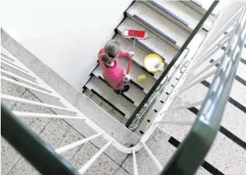  ?? FOTO: IMAGO IMAGES ?? Putzfrau reinigt ein Treppenhau­s: Die Corona-Krise könnte wieder zu einer größeren Ungleichhe­it der Einkommen in Deutschlan­d sorgen.