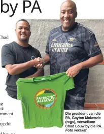  ?? Foto verskaf ?? Die president van die PA, Gayton Mckenzie (regs), verwelkom Chad Louw by die PA.