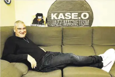  ?? JAIME GALINDO ?? Kase.O junto al logo del ‘Jazz Magnetism’, un proyecto que impulsó junto a varios músicos de la escena del jazz.