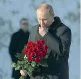  ??  ?? Fiori Il presidente russo Vladimir Putin, 65 anni