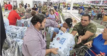  ??  ?? Ya iniciaron las compras de pánico