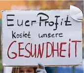  ??  ?? Die Demo-Teilnehmer, darunter viele Familien, bezogen deutlich Stellung mit ihren Plakaten.