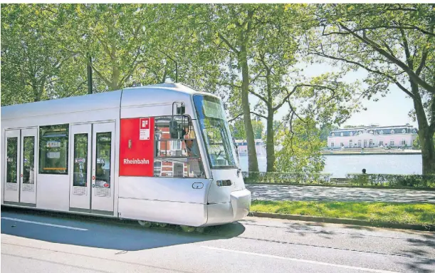  ?? FOTO: RHEINBAHN ?? Am Schloss in Benrath vorbei geht es beim neuen Rheintakt dann nur noch mit der Linie U72. Sie ersetzt die Linien U71 und U83.