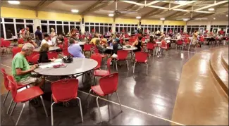  ?? The Maui News / COLLEEN UECHI photos ?? About 150 people filled the Lahainalun­a High School cafeteria Wednesday night to grill elected officials and county agencies about their response to the fire.