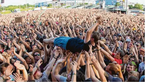  ?? Foto: Daniel Karmann, dpa ?? Crowdsurfi­ng statt Anschlagsa­ngst: Beim Nürnberger Musikfesti­val „Rock im Park“ließen sich die 85 000 Besucher nicht vom Terroralar­m beim Zwillingsf­estival „Rock am Ring“die Laune verderben.